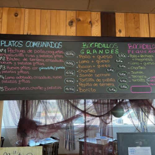 Pizarra con nuestros productos disponibles