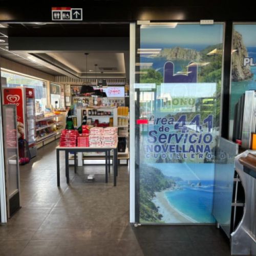 Acceso  a la zona de cafetería restaurante